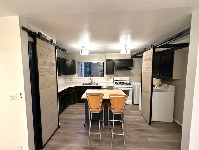 Kitchen area - 5303 Alhama Dr