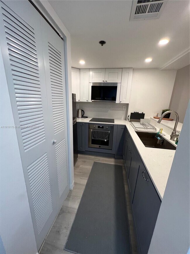 Building Photo - 540 Brickell Key Dr