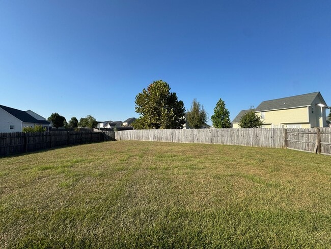 Building Photo - Spacious 3 Bed 2.5 Bath Home with Fenced Yard