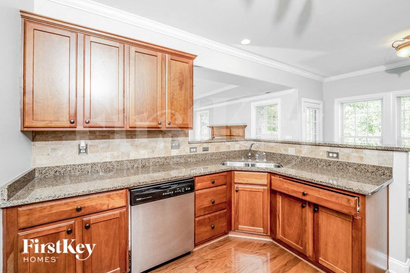 Building Photo - 8624 Highlands Dr