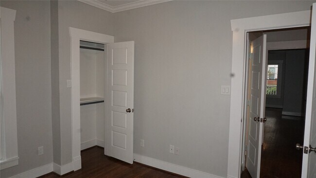 Building Photo - 825 Algregg St