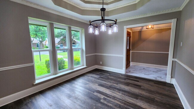 Building Photo - Remodeled with Luxurious Finishes!