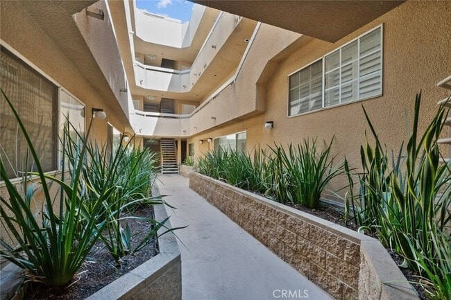 Building Photo - 333 W Alameda Ave