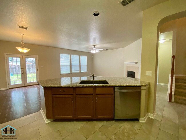 Building Photo - LARGE 4 bed/3.5 bath, with open floor plan...