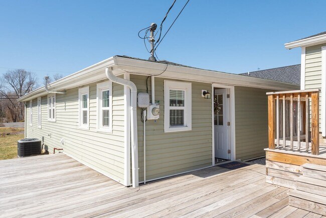 Building Photo - SHORT TERM 2/9/26-7/17/26 - Single Family 3 bedroom / 2 bath house