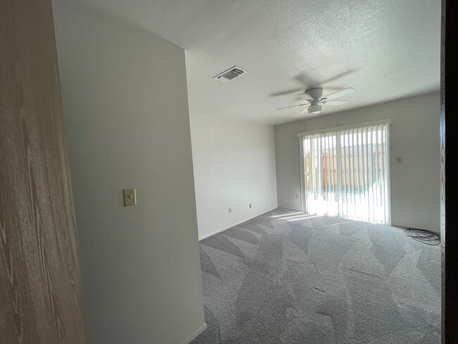 Building Photo - New remodeled townhome!