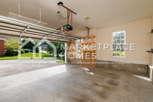 Building Photo - 512 Marble Falls
