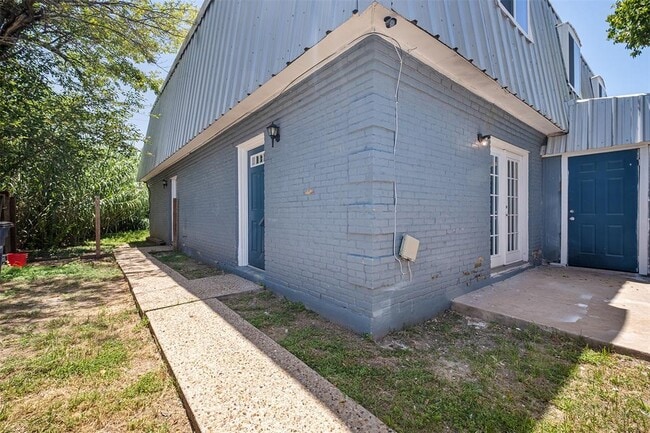 Building Photo - 2217 Mission Hill Dr