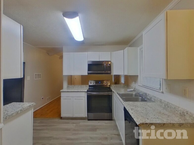 Building Photo - 4110 Jeffrey Dr SW