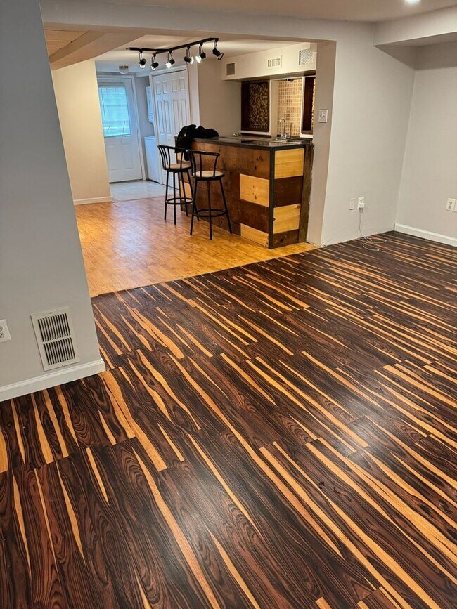 Building Photo - 3-Bedroom Townhome in Parkwood with Finished Basement! Available NOW!