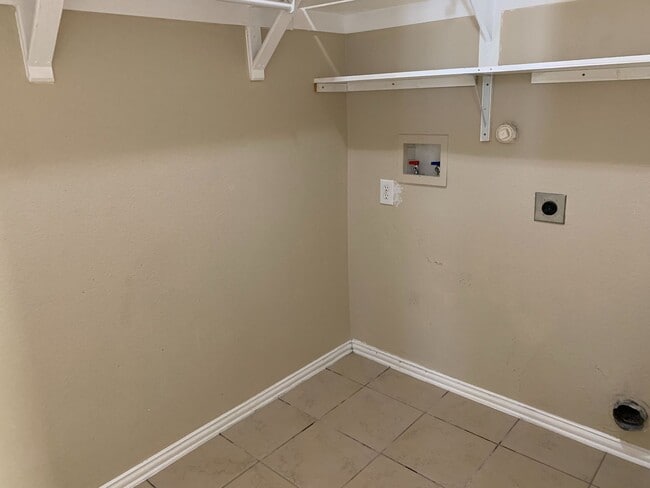 Building Photo - This beautiful home has 4 bedrooms, 2.1 baths and is perfect for an active family. There are thre...