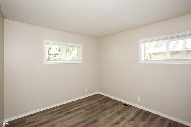 Building Photo - 4851 N Kenyon Dr