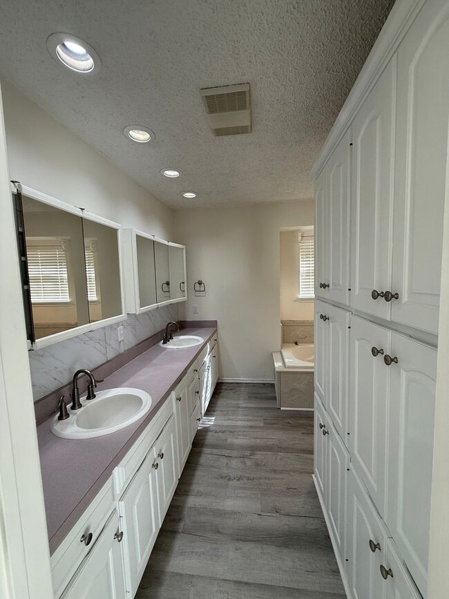 Building Photo - 4 Bed Brick Home! Zia School District! - Pets Welcome!!!