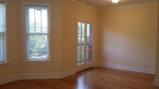 Living room - 1228 W Columbia Ave