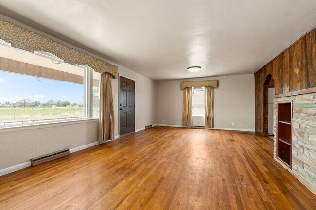 Building Photo - 3 Bedroom 2 Bath Home with Bonus Rooms and Tons of Extra Space