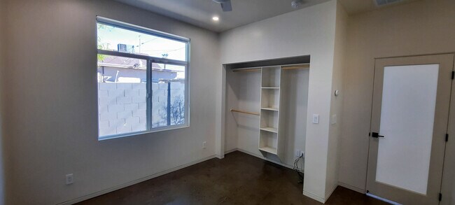 Building Photo - 1027 E McKinley St