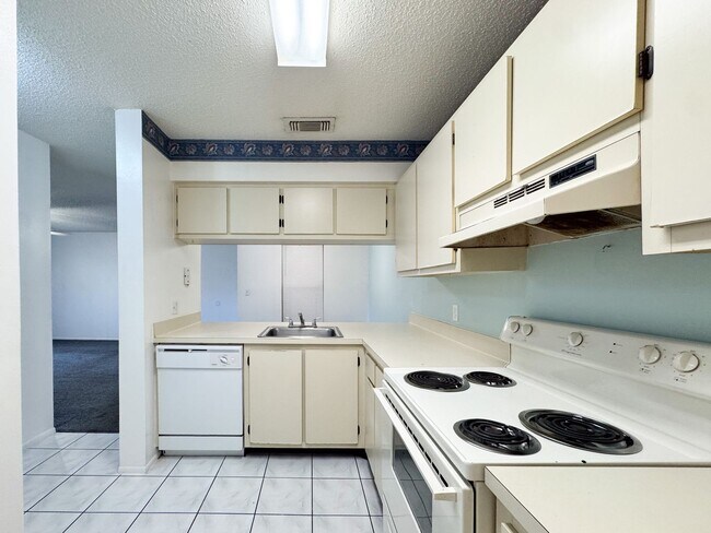 Building Photo - Spacious 1 bedroom 1 bathroom in DelRey Community!