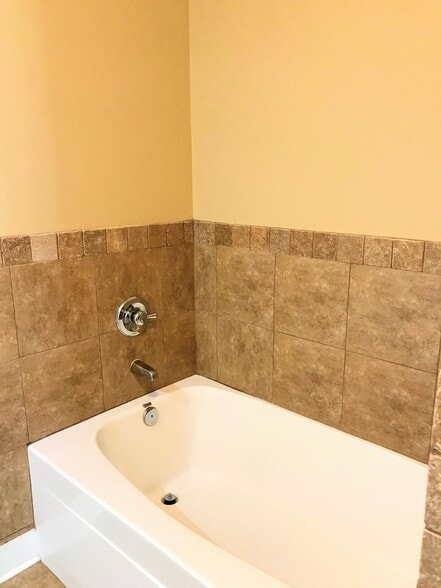 Master bath - 150 Singapore Cir