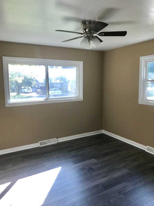 Building Photo - Updated SE Springfield Home -Available Now