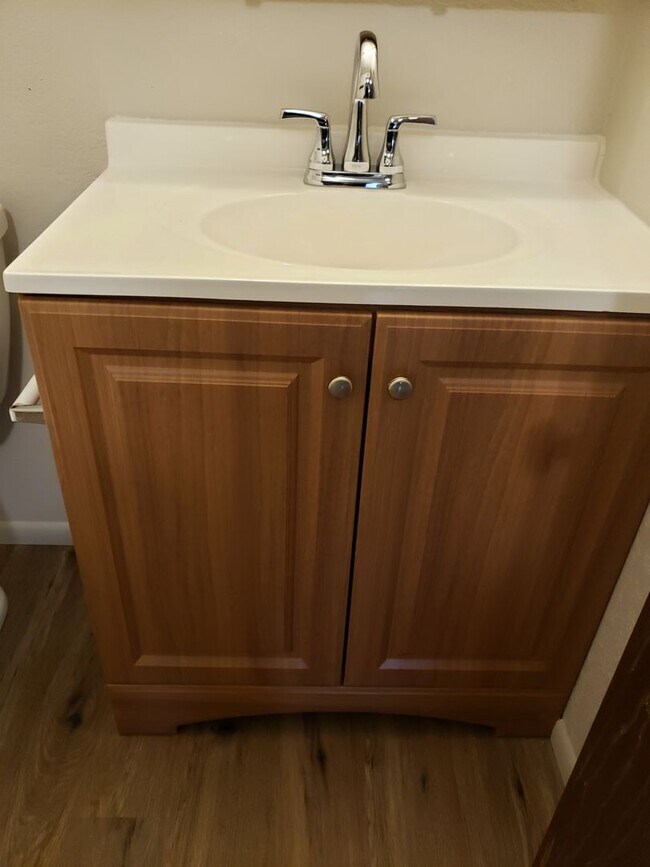 Building Photo - Cute, clean 2 bed / 1 bath in Northeast Pa...