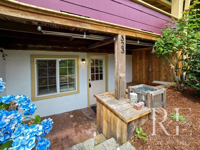 Building Photo - Cozy 1-Bed Duplex with Open Concept Living...