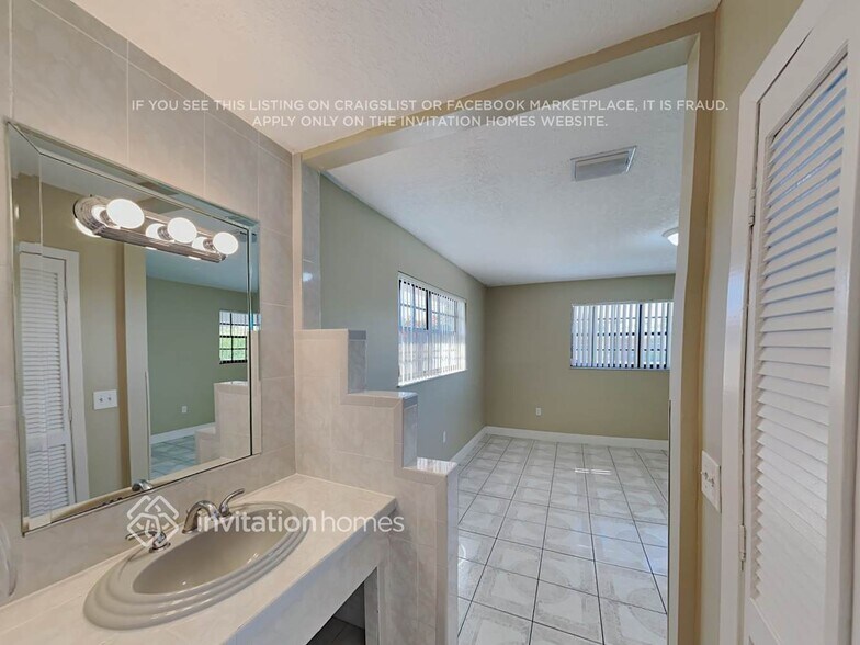 Building Photo - 6435 SW 32nd St