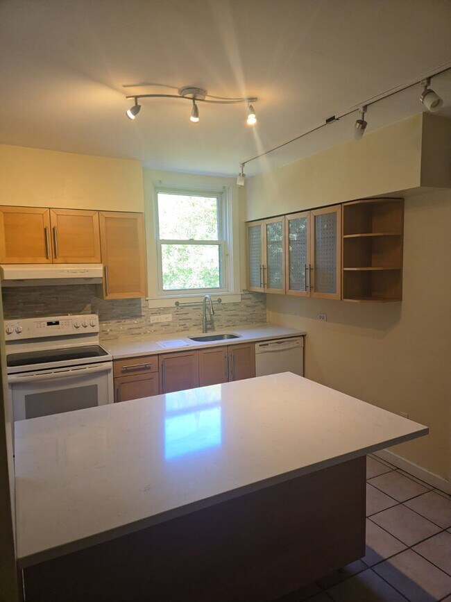 Building Photo - Spacious 3-Bedroom Home w/ Parking & Centr...