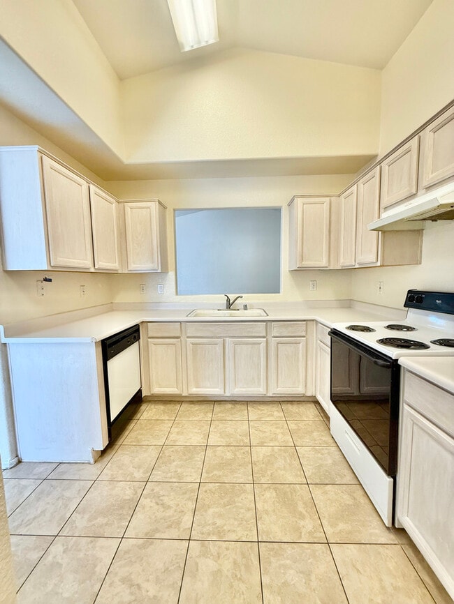 Building Photo - 2316 E Kelton Ln
