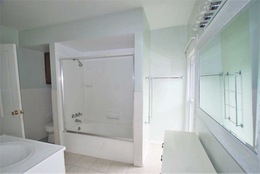 Full Bath - 146 Meadville St