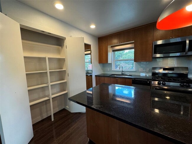 Building Photo - 1208 E 2nd St