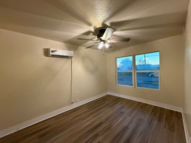 Building Photo - FIRST FLOOR UNIT WATER AND ELECTRICITY PAID!