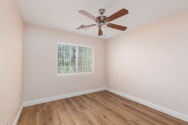Building Photo - HUGE 5 BEDROOM, 3 BATH 2 STORY HOME IN GATED COMMUNITY NEAR SOUTHERN HIGHLANDS