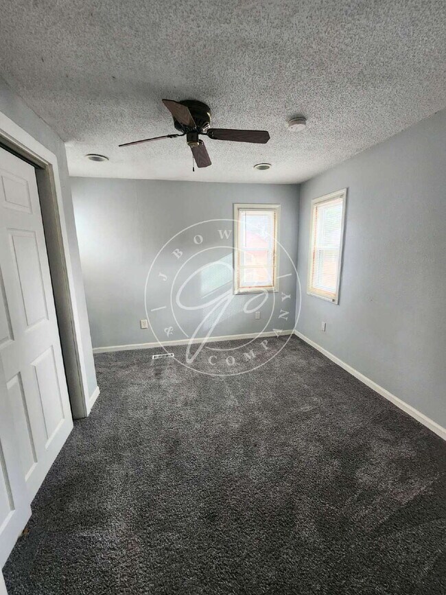 Building Photo - Rare 3-bedroom main-level duplex now available! .