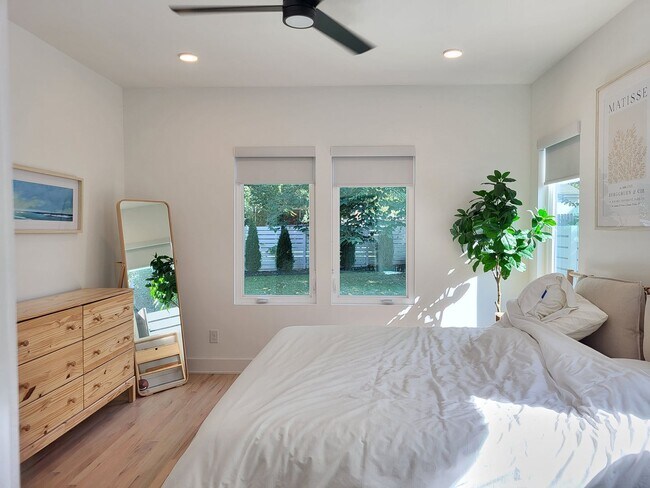 Building Photo - Furnished home in Lincoln Heights
