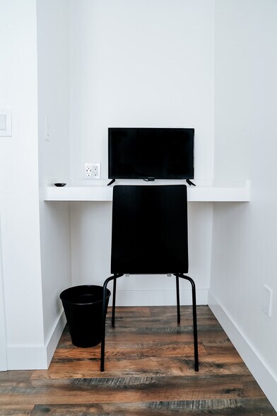 built in desk and monitor/television - 525 8th Ave W