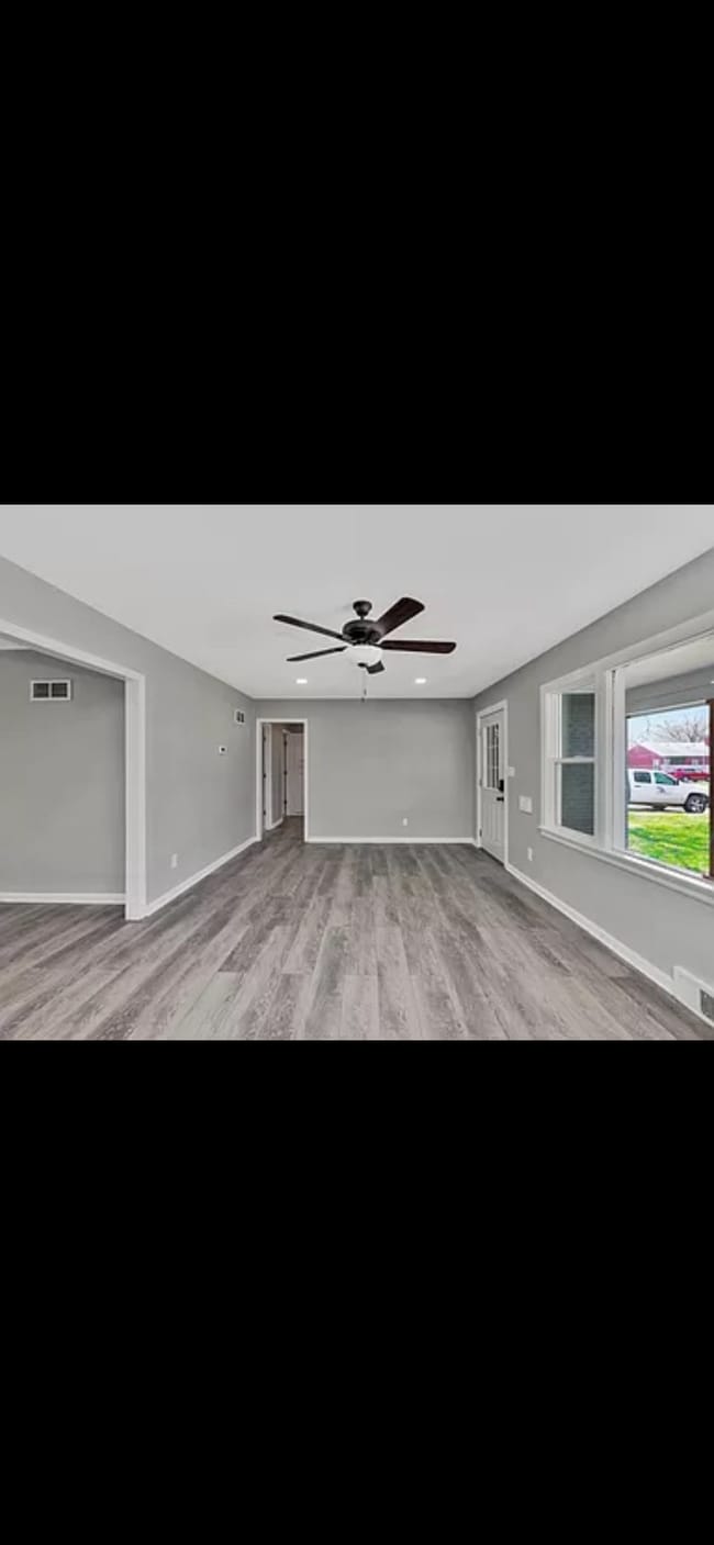 Building Photo - 918 N Crestway St