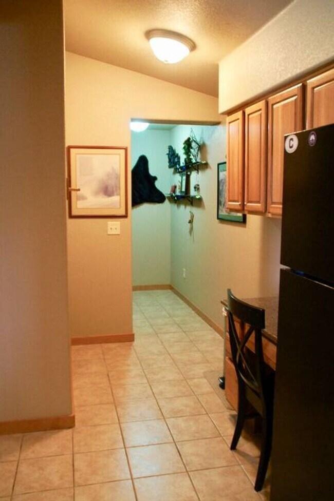 Building Photo - Long Term or Seasonal: Warm inviting condo...