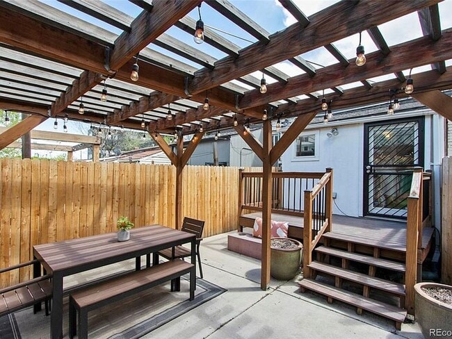 Building Photo - In the Heart of Highlands 2 Bedroom 1 Bath Row Home!