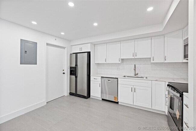 Building Photo - 1360 S Ocean Blvd