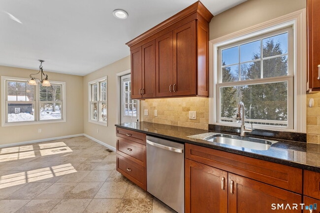 Building Photo - 5 Sunningdale Ln