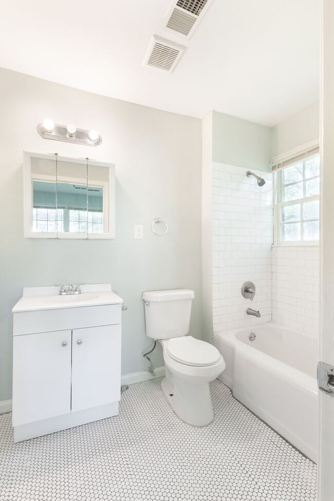 Building Photo - Spacious 3bd/2ba On Quiet Street Minutes F...