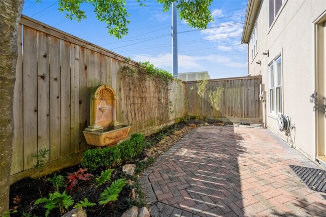 Building Photo - 4106 N Blvd Park