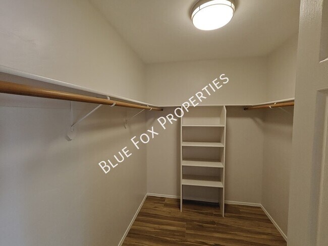 Building Photo - 710 W Calle Alta Loma