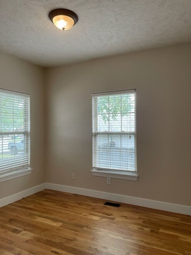 Building Photo - PRE-LEASING - 3 Bedroom in East Republic