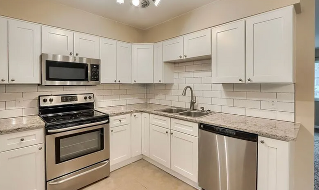 Building Photo - Charming & Spacious 5-Bedroom Home! Detach...