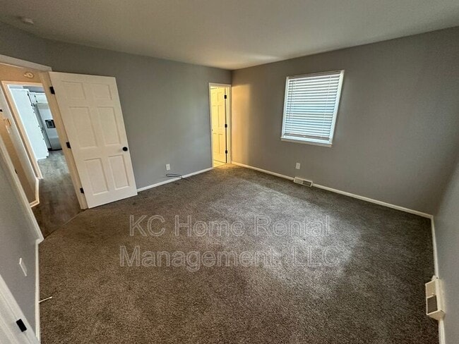 Building Photo - 209 NW Highland Ln
