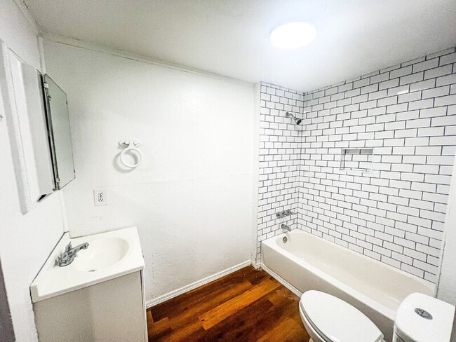 Building Photo - 307 S Rosehill Ave