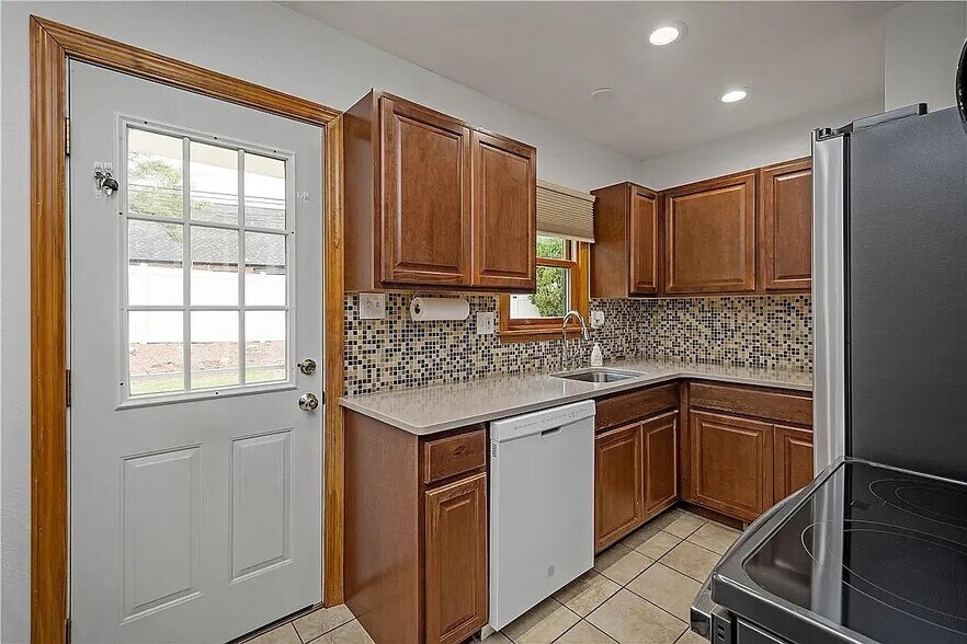 Kitchen - 20 Locust Ln