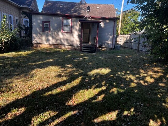 Building Photo - 2 Bedroom Home In The Collett Park Area