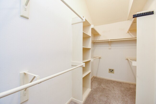 Building Photo - 807 Hyacinth Pl